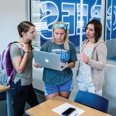 Sport 管理 students in classroom overlooking athletic facilities.